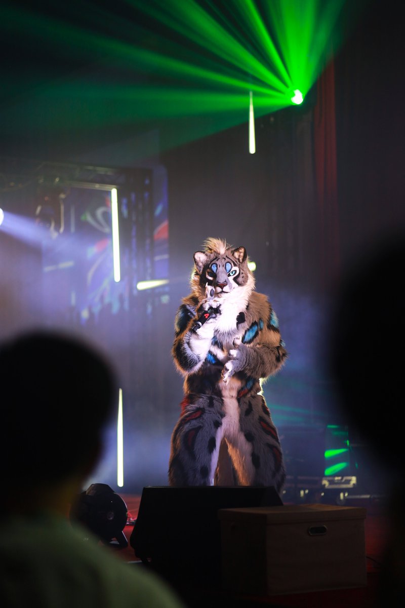 獸無限2025, Roan獸樂團LIVE! (11/1/2025)
Roan 團隊很讚!!! 🥰🥰
🐾: <a href="/FeatherRoan/">Roan ➡️ Infurnity2025</a> 
🎸: 珍珠
🥁: <a href="/boom9435445_0/">XBOOMMON</a> 
🎸(bass): <a href="/PolarTheLion/">PolarTheLion</a> 

#infurnity2025