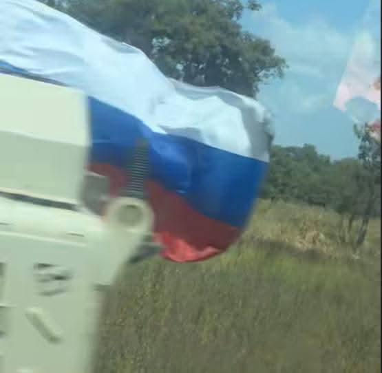 Le convoi des citernes escorté par les russes.
NB: les combattants de #Wagner garde toujours leur drapeau même si s'ils sont devenu #Afrikacorp