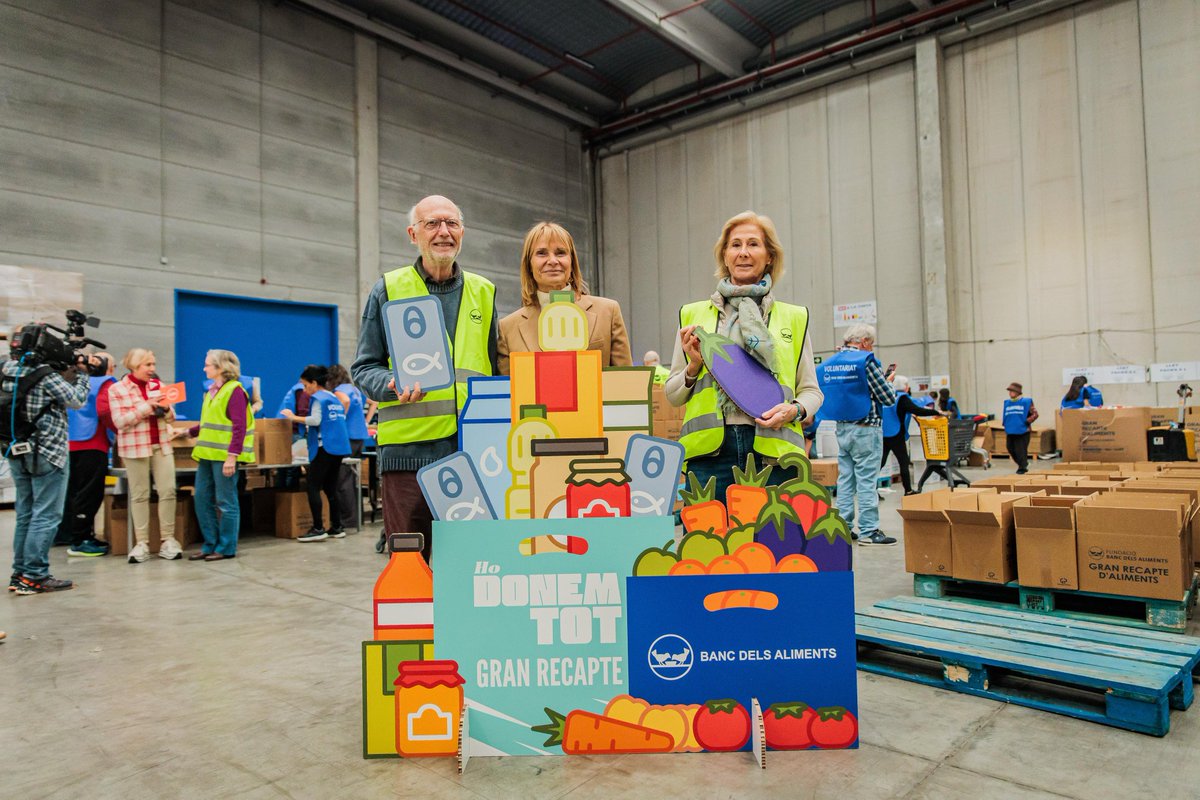diba's tweet photo. 🔴La presidenta @LluisaMoretSabi participa en la classificació del #GranRecapte del #Bancdelsaliments on milers de voluntaris treballen per distribuir els productes recollits.
📦 Reafirmem el nostre compromís institucional amb la lluita contra el malbaratament i la pobresa alimentària.
#som311 #ODSDiba