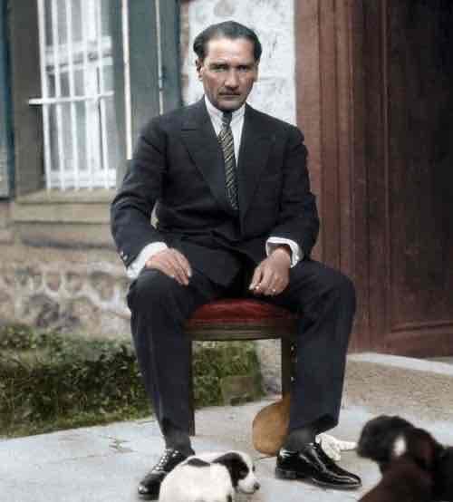 Paşam çok içiyorsunuz. Halkın dedikodusu bitmiyor. Biraz azaltsanız mı? deyince, Mustafa Kemal gülümsemiş... 

Başka bişey konuşuyorlar mı peki Salih? demiş. 
Hayır Paşam. Varsa yoksa içkiniz

Elini Bozok'un omzuna koymuş;  

Biz yedi cephede savaştık Salih.. Bir Vatan var ettik,