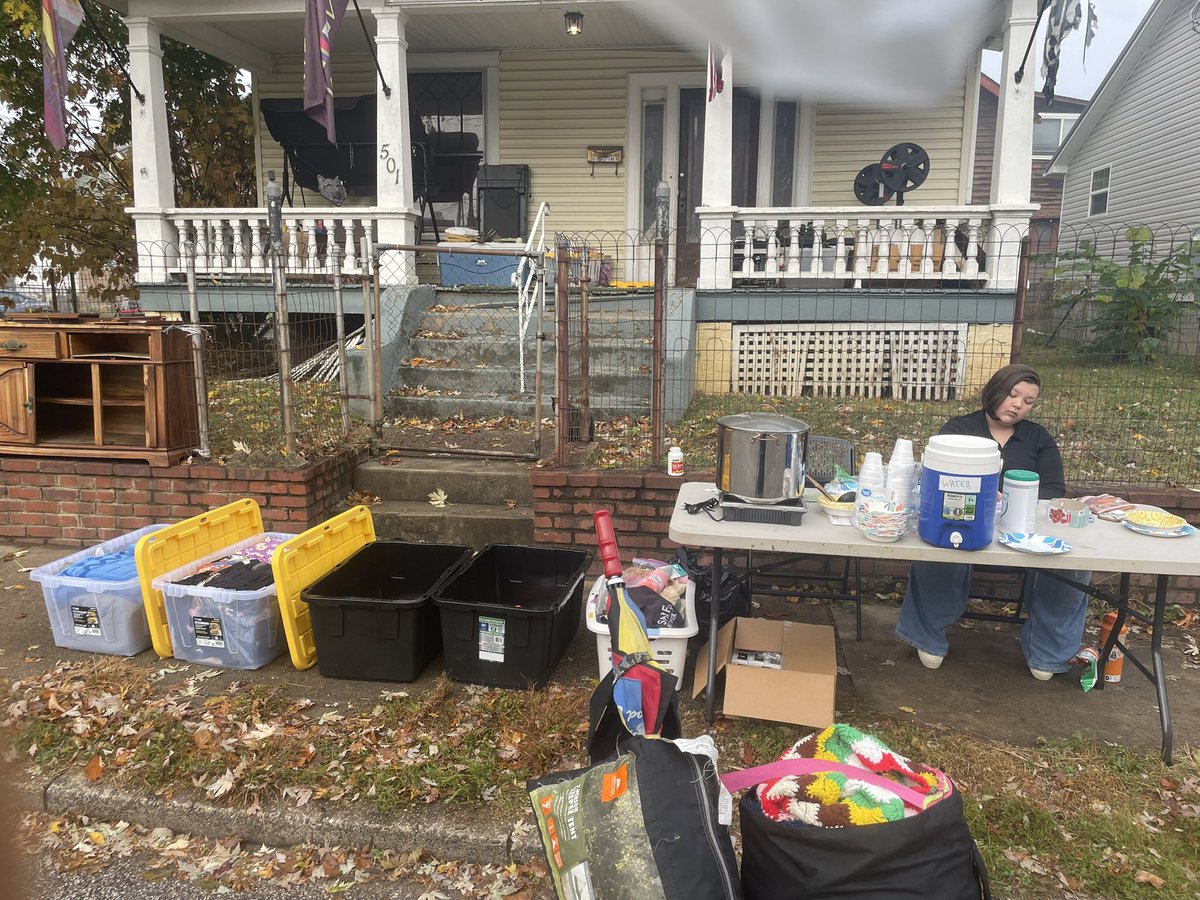 logicbylink's tweet image. Liberation Breakfast is happening right now at 501 Ruffner Ave til noon. Hot food, water, clothes, and supplies. No judgment, or cost. Pull up and take what you need. Community feeds community.