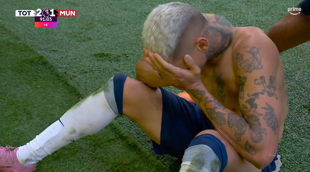 Mercado_Ingles's tweet photo. Richarlison hizo gol, se quita la camiseta, pensó que habían ganado el partido, recibe tarjeta amarilla y Manchester United le hace gol con un jugador menos. https://t.co/37Sls3ECOo