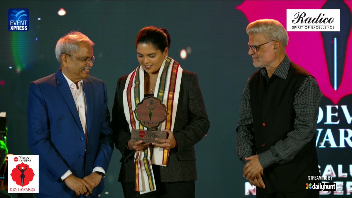 NewIndianXpress's tweet photo. Former Indian cricketer, Veda Krishnamurthy received the Devi Award.
#DeviAwards2025 #DeviAwardsBengaluru
@santwana99 @PrabhuChawla @NehaSonthaliaP1
@radicokhaitan @Eventxpress @lakshmi94338678 https://t.co/Jg0UgcZNJP