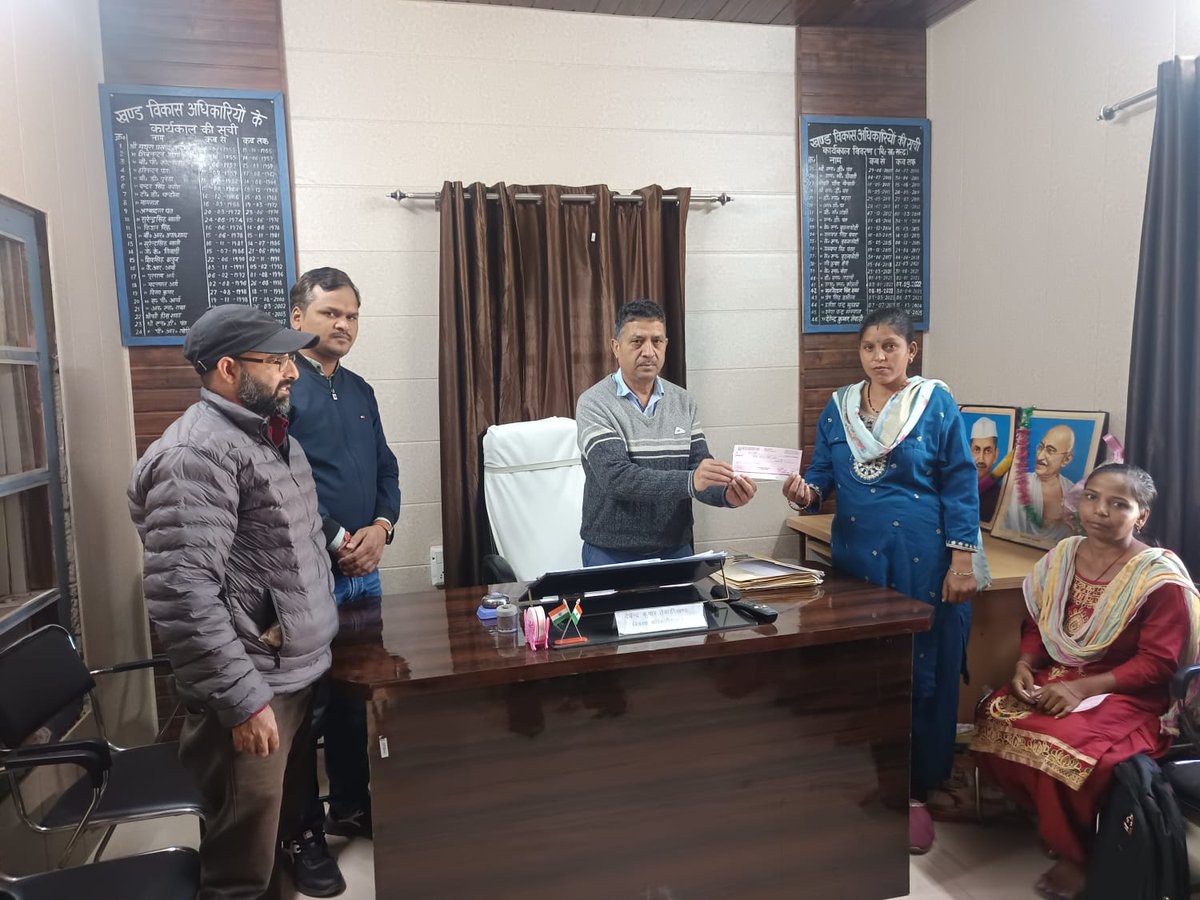 ReapSult's tweet photo. आज 08/11/2025 को उत्तराखंड के 25 वें स्थापना रजत जयंती पर विकास खंड सल्ट में नारी शक्ति व संगम CLF के 05 समूह सदस्यों को 02 एकल उद्यम के लाभार्थियों को ग्रामोत्थान परियोजना से चेक खण्ड विकास अधिकारी महोदय के माध्यम से प्रदान कार्यक्रम में M &amp; E REAP ब्लॉक सल्ट CLF स्टॉफ उपस्थित। https://t.co/PsW1xD99PA