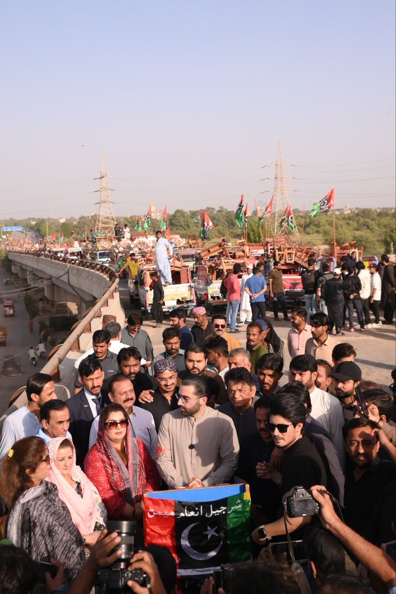 AliHyderKaleri1's tweet photo. پاکستان پیپلز پارٹی کے نوجوان رہنما راول شرجیل میمن کی جانب سے حیدرآباد کے 240 سے زائد پرائمری اسکولز میں نئے فرنیچر کی تقسیم کی گئی,
@rawalsharjeel @sharjeelinam https://t.co/xzHtnj0BzY