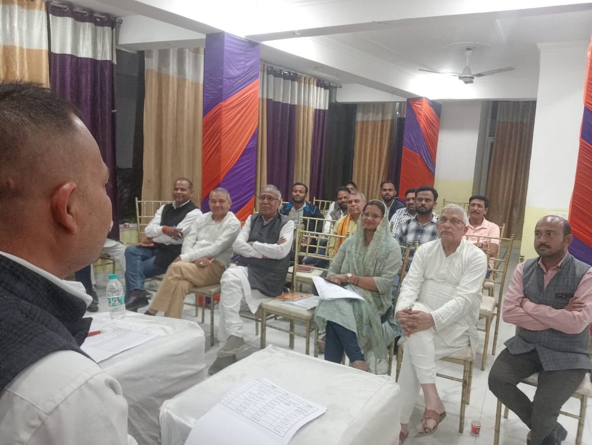 dineshpratapbjp's tweet image. दिल्ली नगर निगम चुनाव के लिए संगम विहार (ए) वार्ड में चुनाव संचालन समिति की महत्वपूर्ण बैठक में सम्मलित हुआ। 💪

#SangamVihar #DelhiNagarNigam #BJP