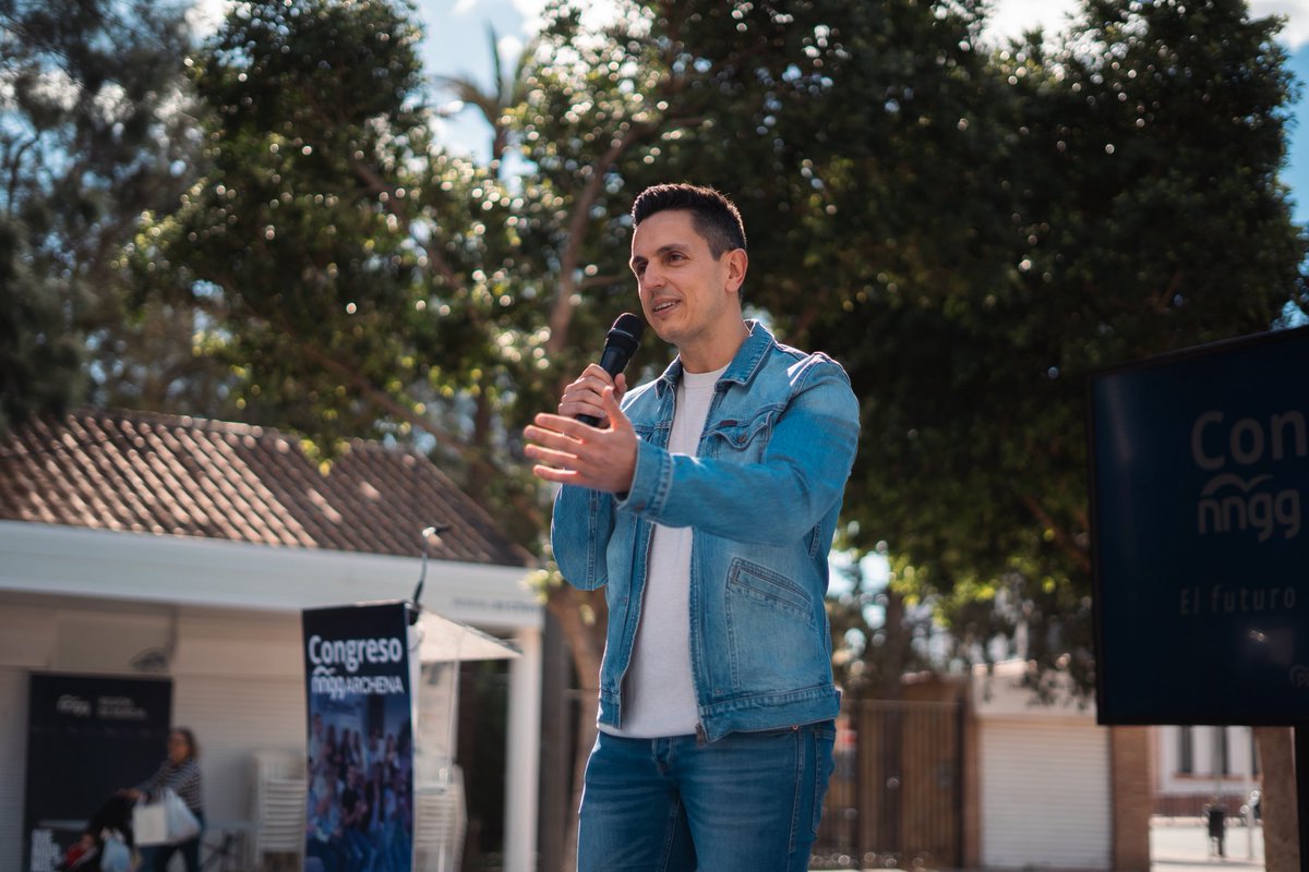 PPArchena's tweet photo. 💙@damianpagan94 nuevo presidente de @nngg_archena : "Los jóvenes tenemos la responsabilidad de volver a enamorar a la gente de la política"

💬 “Si hoy estoy aquí es gracias a Patricia Fernández, que nos ha enseñado que en política se viene a servir, no a servirse.

(1/2) https://t.co/6FOcsbjaeA