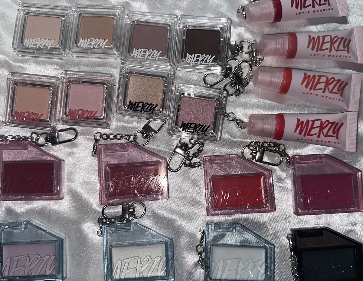 #제품제공 #체험단 #어프발색

#RT + #맘찍 부탁드릴게요〰️🌀

머지(<a href="/merzy_kr/">MERZY 머지</a>) x 무민님 체험단에 당첨되어서 

머지 다이소 전제품 발색을 해보았어요🫧🩷

자세한 내용은 타래로🔽🔽