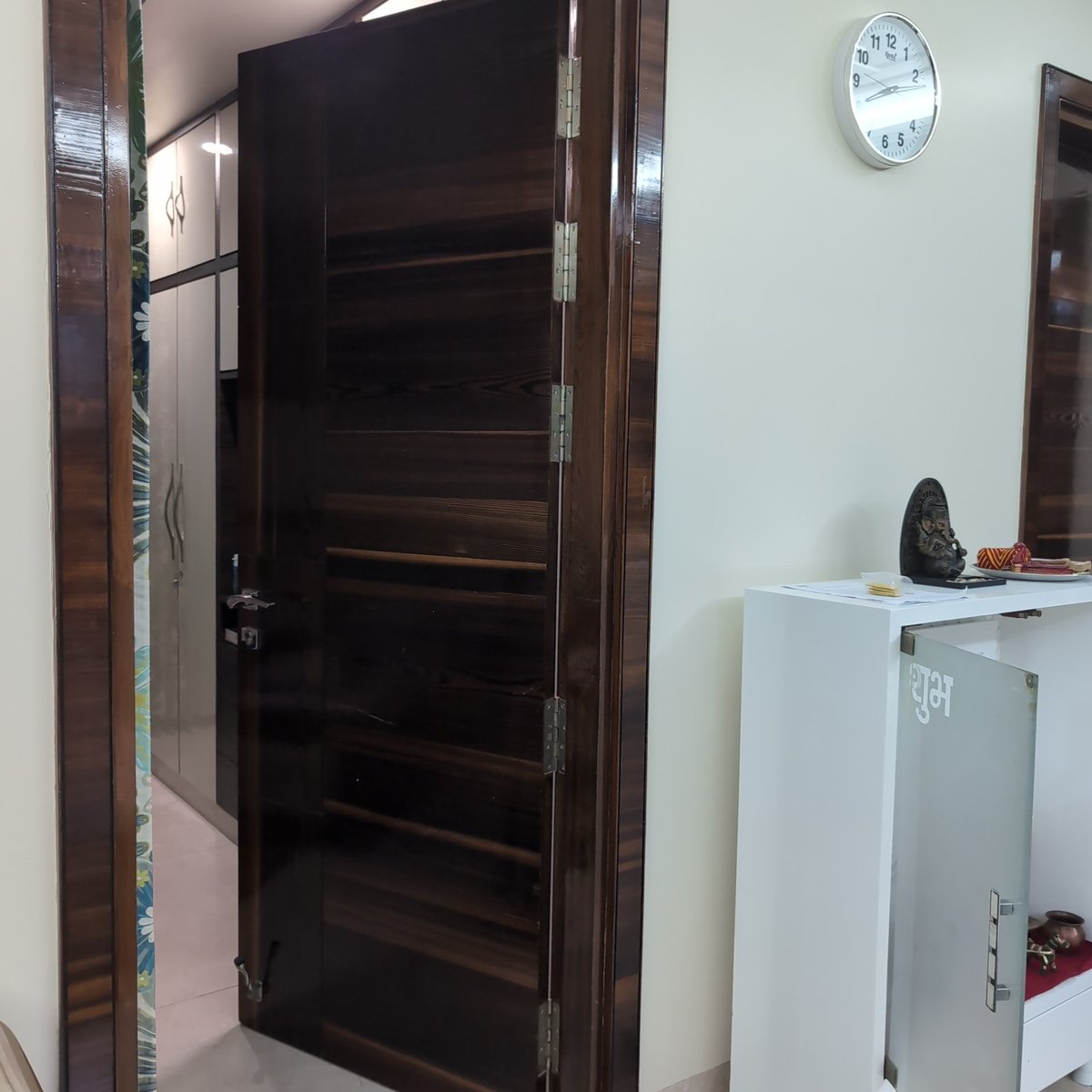 niranjanmoyal's tweet photo. @theskindoctor13 Room Doors ki height 8ft rakhein. Looks awesome. And hinges should be like one in pic. 3 at the top. 2 at the bottom. Darwaze kabhi latkenge nahi. https://t.co/v3RsoZH0Yd