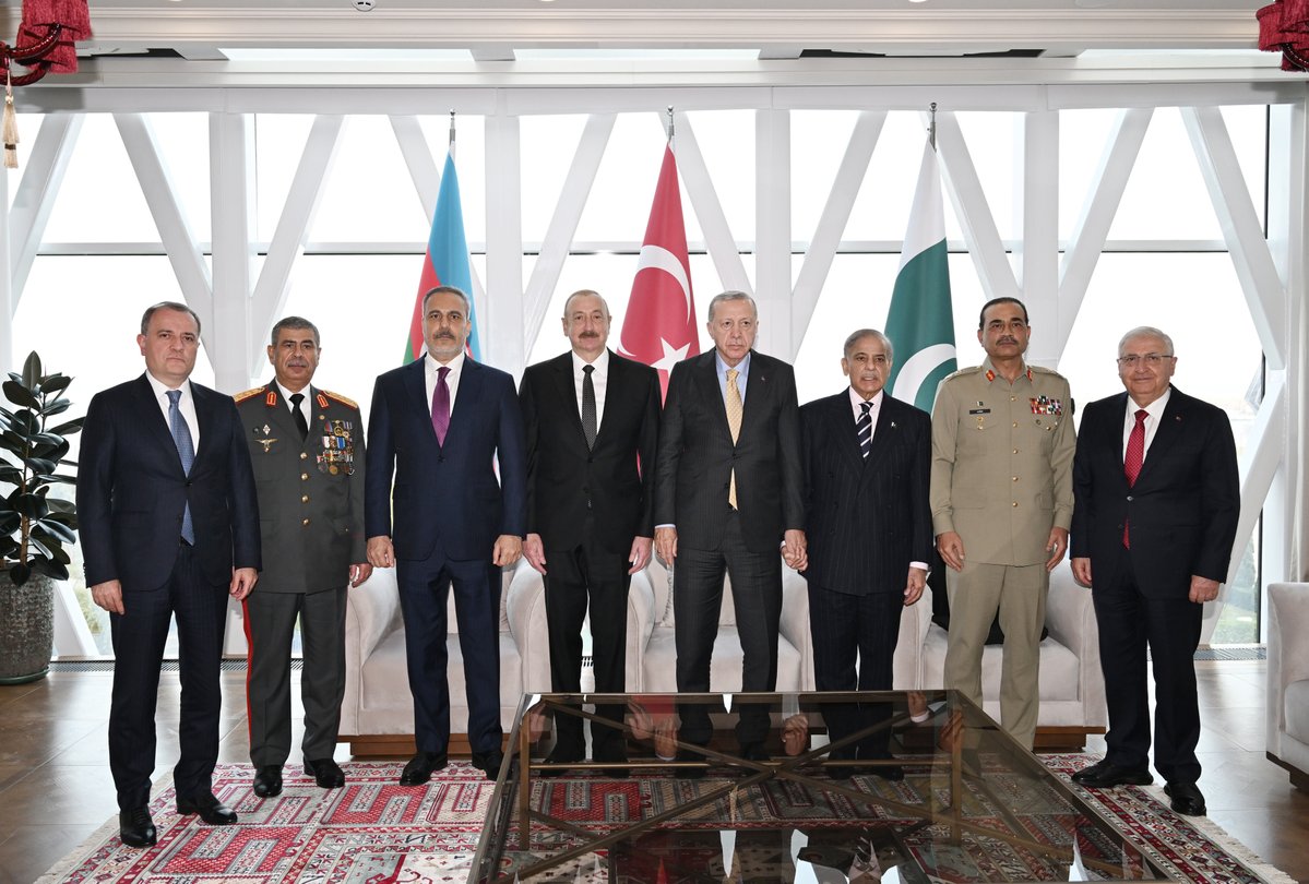 A trilateral meeting was held among President Ilham Aliyev, President of the Republic of Türkiye Recep Tayyip Erdoğan, and Prime Minister of the Islamic Republic of Pakistan Muhammad Shehbaz Sharif.

president.az/en/articles/vi…