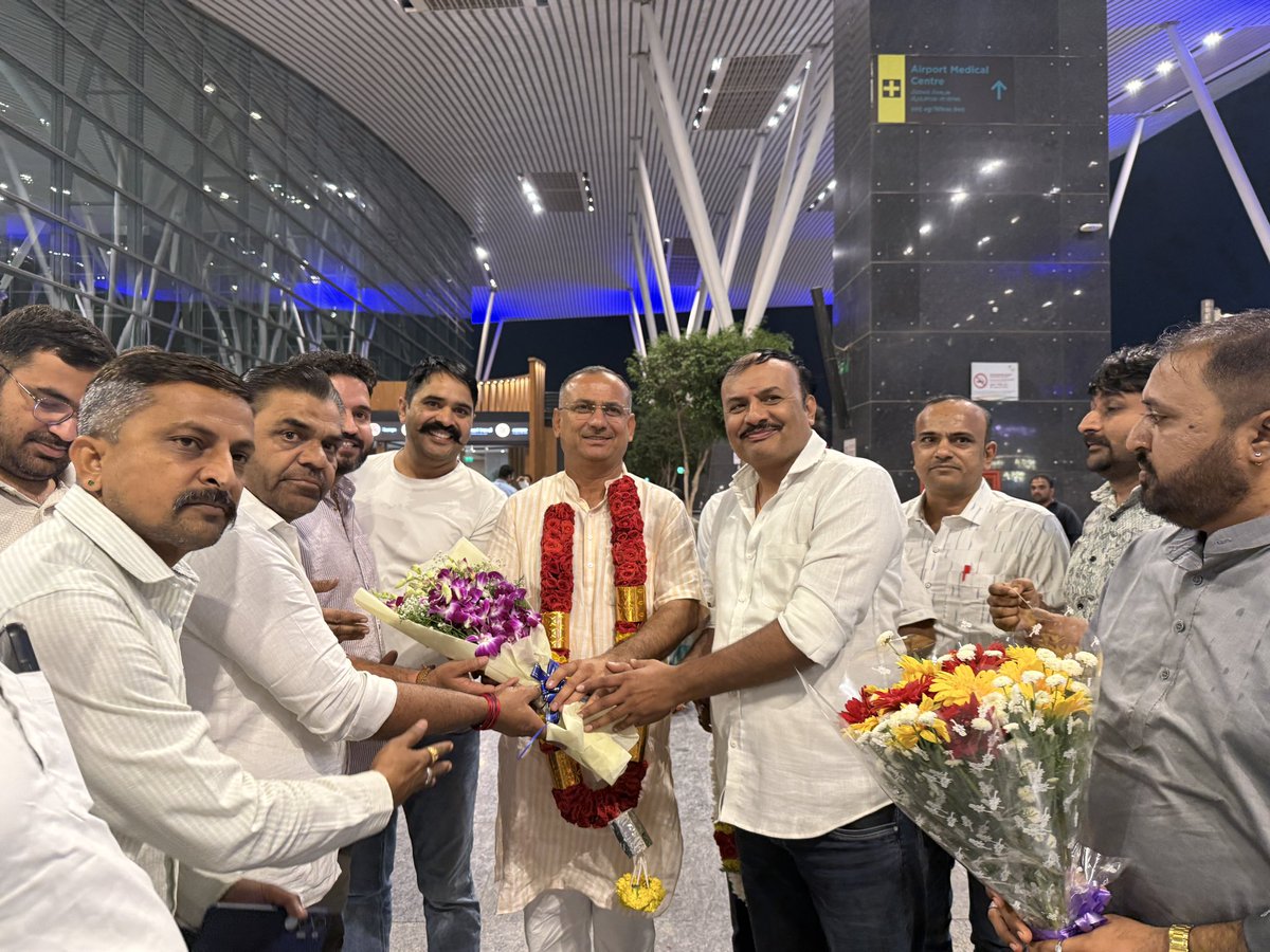 SSKharaBJP's tweet image. आज बैंगलोर एयरपोर्ट पर पहुँचने पर प्रवासी राजस्थानी बंधुओं द्वारा किए गए आत्मीय स्वागत से मैं अभिभूत हूँ।
आप सभी के स्नेह, सम्मान और अपनत्व के लिए हृदय से आभार व्यक्त करता हूँ।