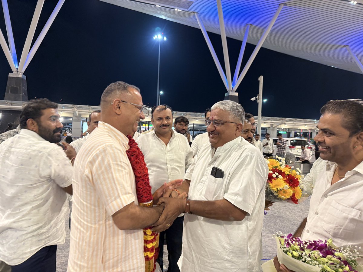 SSKharaBJP's tweet image. आज बैंगलोर एयरपोर्ट पर पहुँचने पर प्रवासी राजस्थानी बंधुओं द्वारा किए गए आत्मीय स्वागत से मैं अभिभूत हूँ।
आप सभी के स्नेह, सम्मान और अपनत्व के लिए हृदय से आभार व्यक्त करता हूँ।