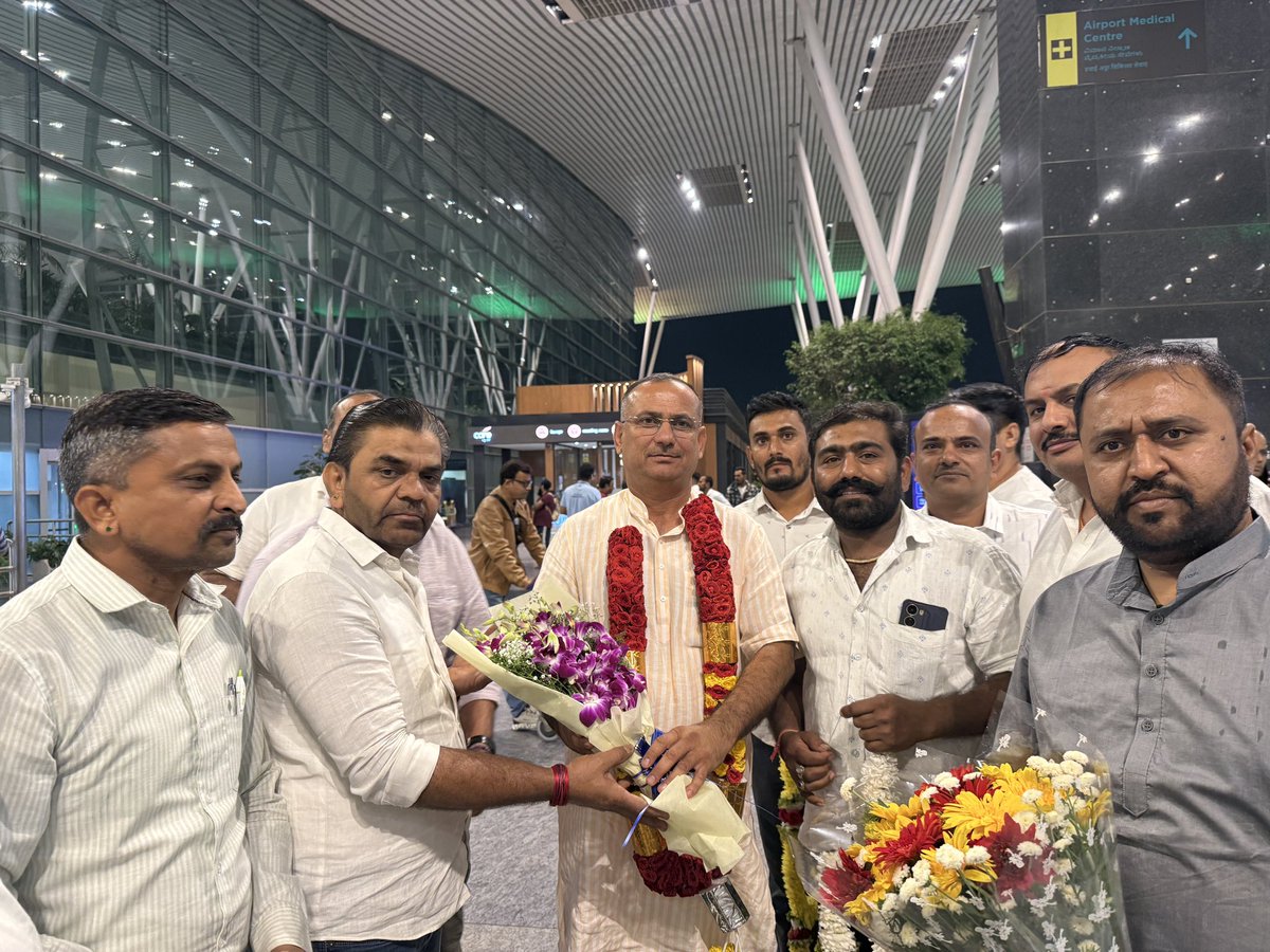 SSKharaBJP's tweet image. आज बैंगलोर एयरपोर्ट पर पहुँचने पर प्रवासी राजस्थानी बंधुओं द्वारा किए गए आत्मीय स्वागत से मैं अभिभूत हूँ।
आप सभी के स्नेह, सम्मान और अपनत्व के लिए हृदय से आभार व्यक्त करता हूँ।