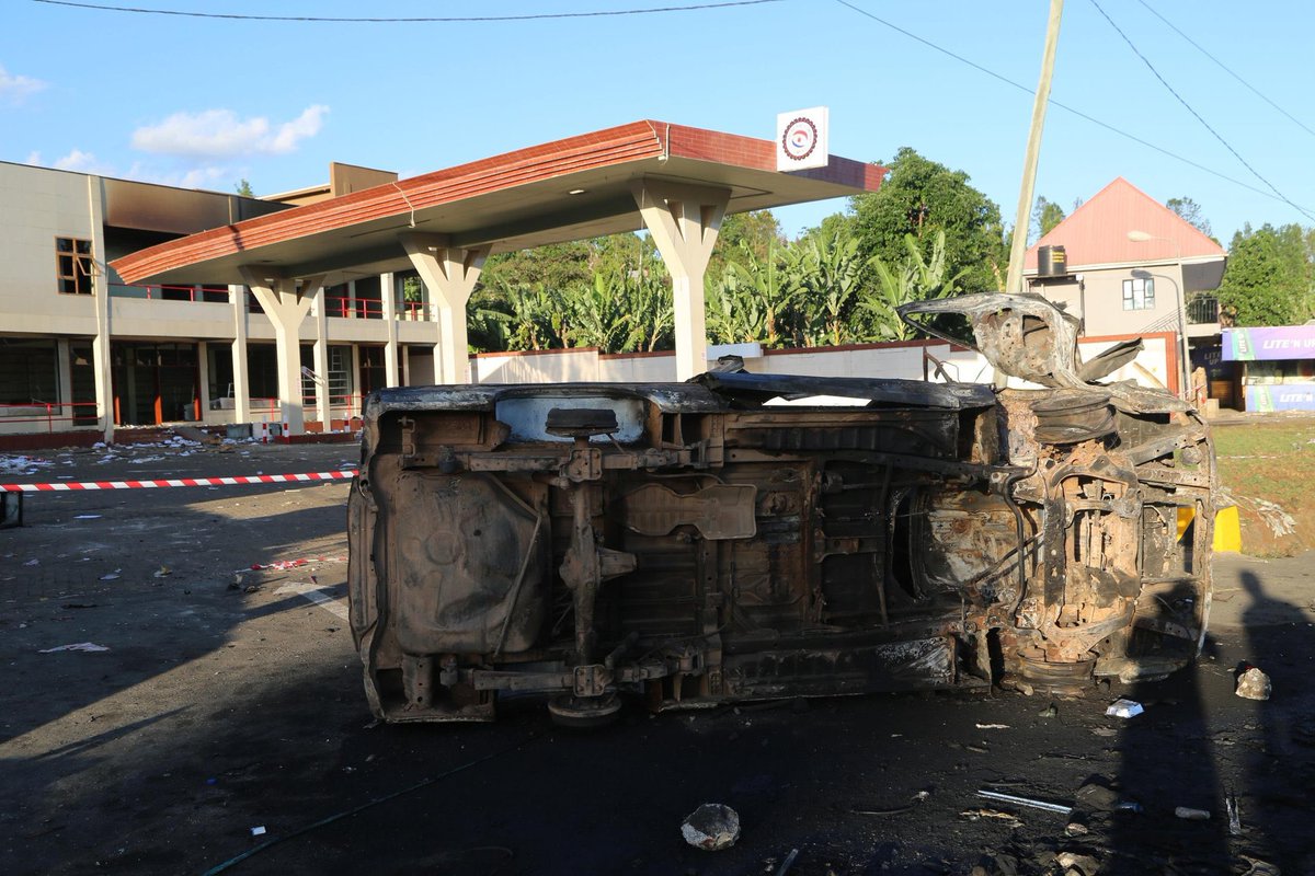 barakawamb's tweet photo. MASWALI YA KUJIULIZA KUHUSU WAANDAMANAJI?

1.Nani aliwapa kibali cha kupiga wahudumu wa Afya

2.Nani aliwapa kibali cha kukata watu vidole

3.Nani aliwapa kibali kubaka wanawake

4.Nani aliwapa kubali cha kuchoma moto nyumba za wananchi

5.Nani aliwapa kibali cha kuchoma miundombinu ya serikali

6.Nani aliwapa kibali cha kuiba mali za Raia wema