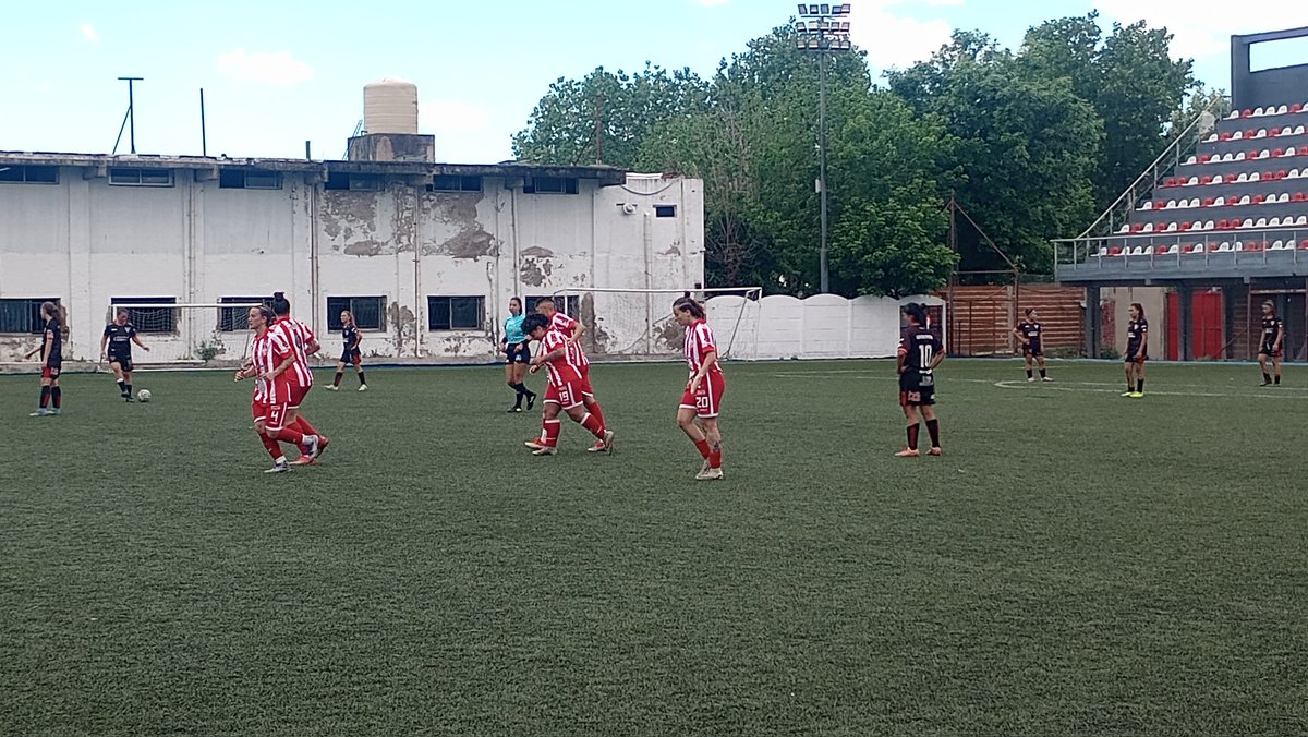 die_gonzalez10's tweet photo. @ClubTalleresOk @clublosandes @Rincon_DeFutbol Y en 36' hay otro gol de @ClubTalleresOk y de Florencia Ludueña que sacó un cañonazo de media distancia.
El encuentro ahora está 5 a 0 sobre @clublosandes 

@Rincon_DeFutbol https://t.co/l738wa8brW