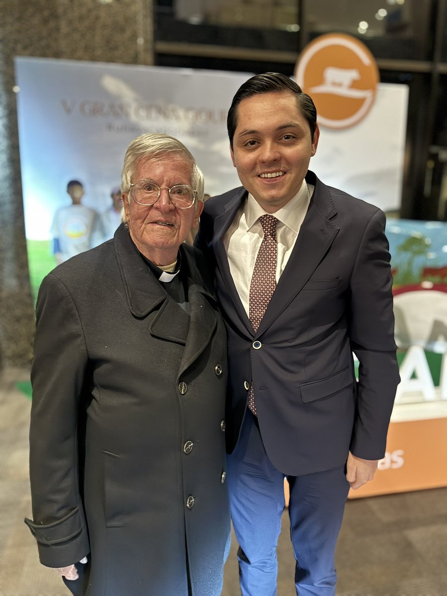 En la noche de ayer nos unió el  gran encuentro de esperanza por la solidaridad de Colombia 🇨🇴 

Construir con país humano, rodeado de oportunidades es responsabilidad de todos.

#Fedegan
#Fundagan