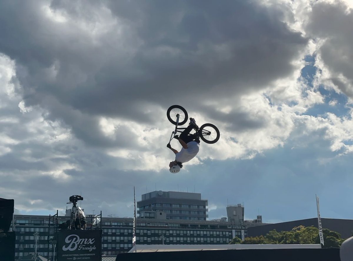 Adusingi's tweet image. Caught the Japan BMX Freestyle Nationals in Okayama—where I live! Epic flip over the city. Pure adrenaline! 🚲💨  #OkayamaCity #BMX #Japan #Freestyle #HiddenJapan
