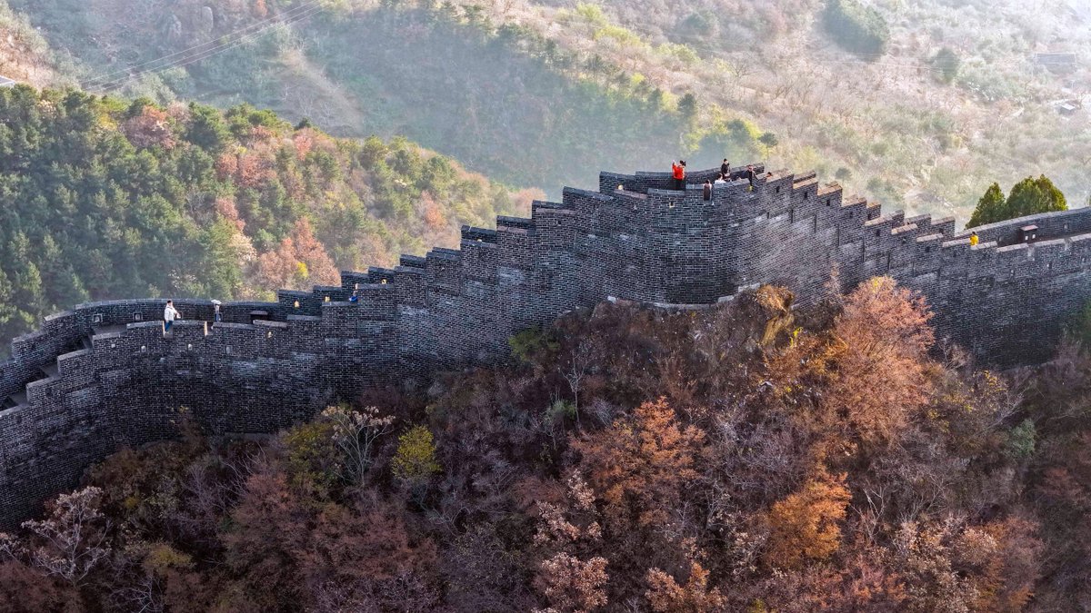 DailyBeijing's tweet image. The Huangyaguan Great Wall in Hebei, #China, stands mighty and #majestic, snaking across the rugged peaks. #chinatravel #greatwall #greatwallofchina