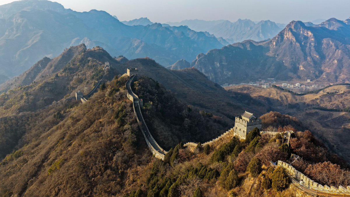 DailyBeijing's tweet image. The Huangyaguan Great Wall in Hebei, #China, stands mighty and #majestic, snaking across the rugged peaks. #chinatravel #greatwall #greatwallofchina