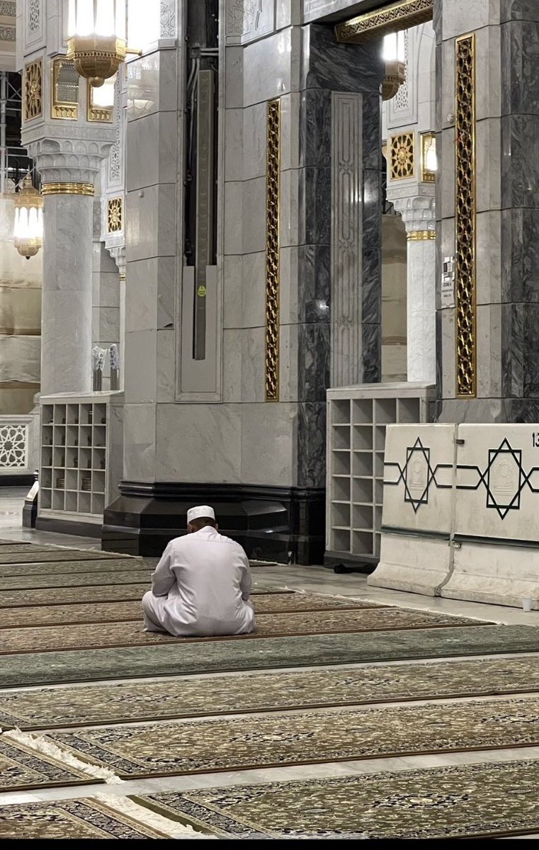"إلهي فيكَ قد أحسنتُ ظنِّي
ومن ذنبي بعفوكَ أستجيرُ
ومهما كنتُ في خيرٍ فإني
لما أنزلتَ من خيرٍ فقيرُ."