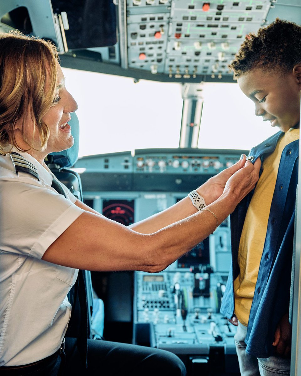 FlyFrontier's tweet image. Future pilots, incoming! 👋✈️ #STEMday 

Whether it's a peek inside the cockpit, a shiny new pair of wings, or a smile shared with the crew... moments like this make us excited for the future of aviation. 💚✨