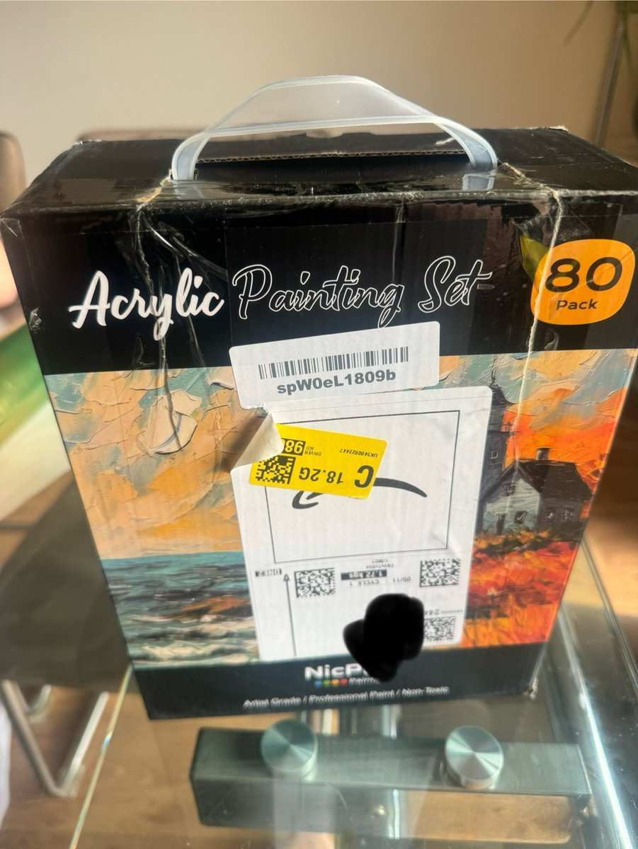 jozieem's tweet photo. @AmazonUK It is NOT ok to send packages with contents exposed, especially during the season 🎁 😡
And with a damaged box. 

It’s on its way back to you. https://t.co/3ZXZVO6Kpq