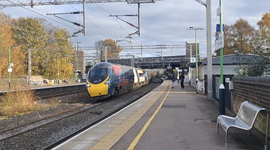 This caught me by surprise, but my goodness, the poppies look sublime 👌 

390151 passes Lichfield Trent Valley working 1S69 from London Euston to Glasgow Central