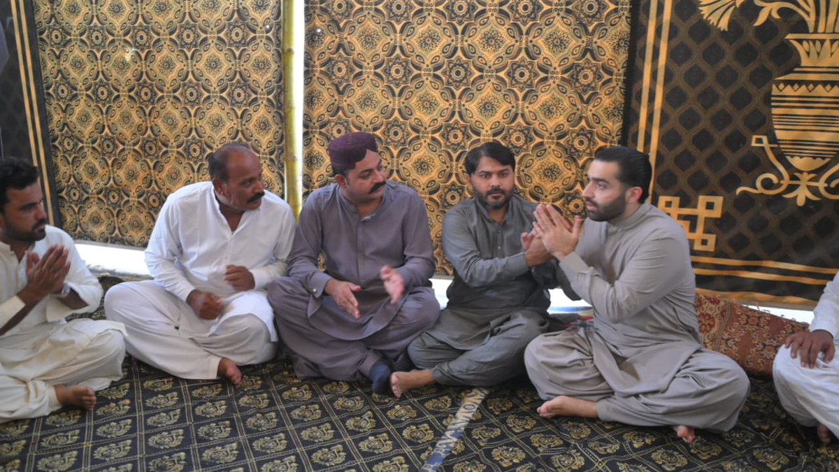 AliHyderKaleri1's tweet photo. گاؤں حسین خان ٹھوڑو میں راول شرجیل میمن کی آمد۔
لاکا برادری سے تعزیت اور مرحوم کے ایصالِ ثواب کے لیے دعا۔
دکھ کی گھڑی میں ساتھ کھڑا ہونا ہمارا فرض ہے۔
@rawalsharjeel https://t.co/BoYwSLNpX7