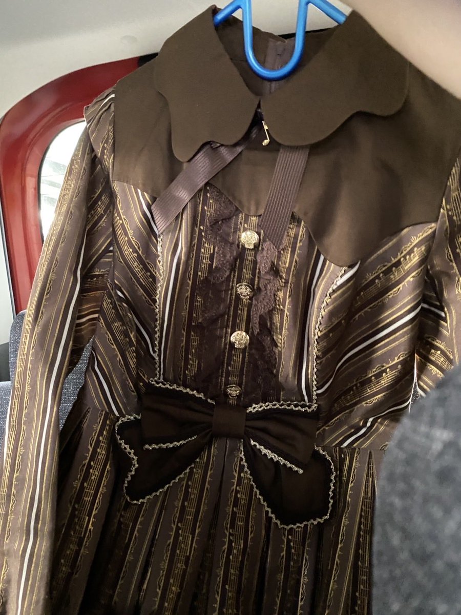 明日は雨なので久々にロリータ着ようと思って引っ張り出して、ふとこれいつのだっけ？と検索したら2014カルテットショコラ……😇うそ……10年以上前なの……？？