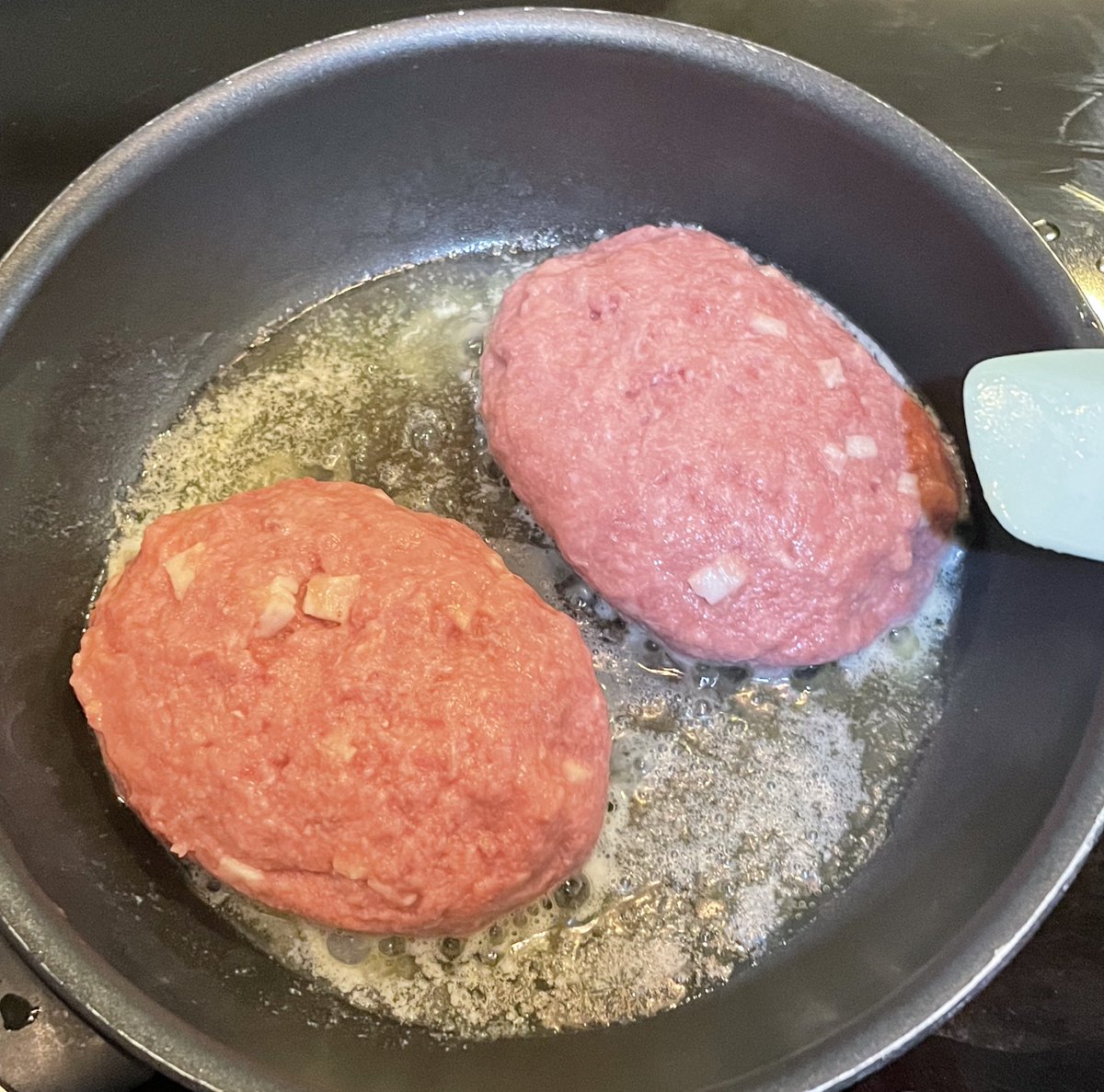 LittleBirbMame's tweet image. แอดลองทำแฮมเบิร์กตามสูตรของคุณคนนี้ดูฮะ คนญี่ปุ่นทำกันเยอะมากกกก ทำง่ายมากและอร่อย ใช้เนื้อสับ ผสมเบค่อน ปรุงรสด้วยเกลือ น้ำตาล ผสมกับแป้งมัน

ทอดในกระทระโดยใช้เนย 20 g ข้างละ 3 นรทีให้ขึ้นสี จากนั้นใส่สาเก 50ml แล้วหรี่ไฟ ใส่มะเขือเทศละนึ่งไปอีก 10 นาที เสร็จแล้ว