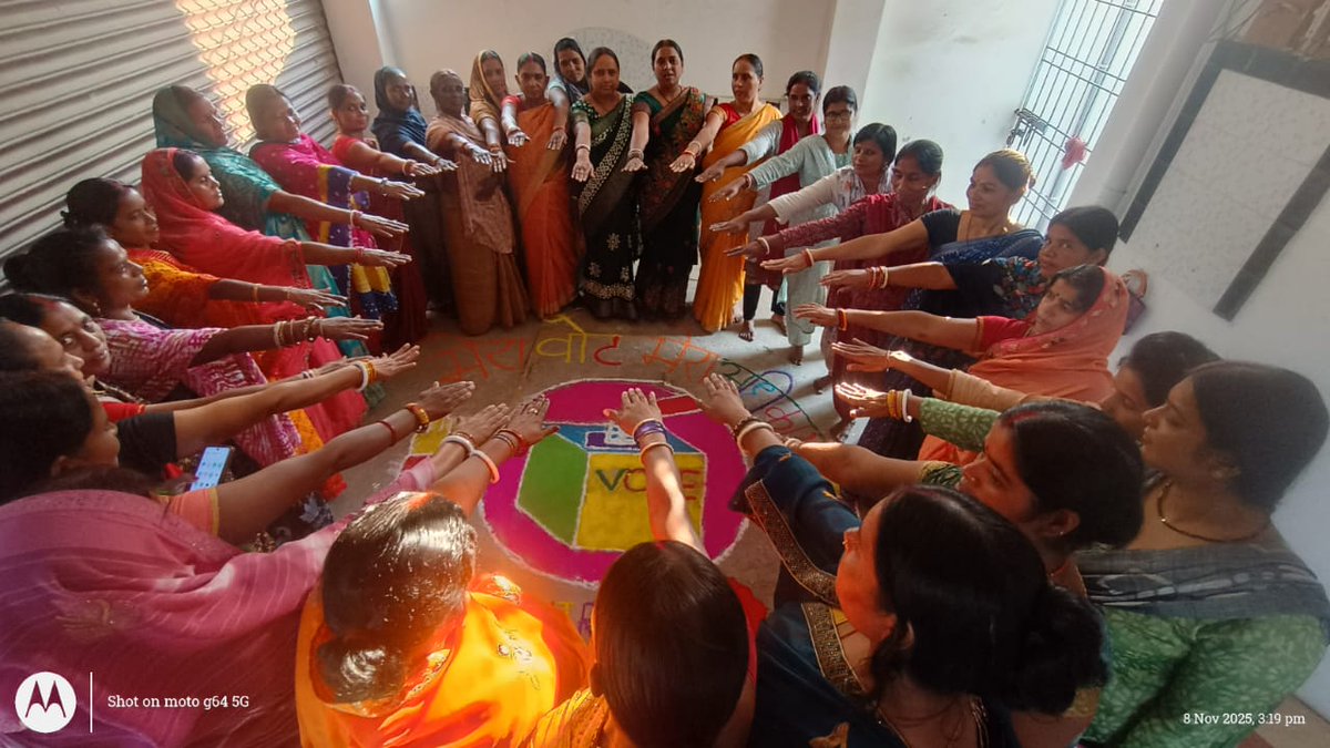 dmbhagalpur's tweet image. “मेरा वोट, मेरा अधिकार” 🇮🇳
सबौर प्रखंड के एक जीविका संकुल संघ की दीदियों ने रंगोली बनाकर ली शत-प्रतिशत मतदान की शपथ।

मतदान है हमारा संवैधानिक अधिकार — लोकतंत्र को मज़बूत करने का सबसे बड़ा अवसर।
@CEOBihar @ECISVEEP @IPRDBihar
@nawal_ias #MatdaanMahotsav #SVEEP #BhagalpurVotes…