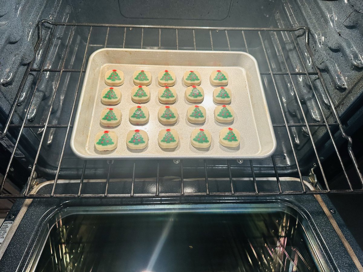 TheWaveDealer4's tweet photo. @krezae I couldnโt be stopped.. the excitement continued with carefully curated Christmas cookies.. $.97 per box. Then, just nine minutes until gooey goodness #ClassyAF ๐
๐ https://t.co/YFOppro8bR