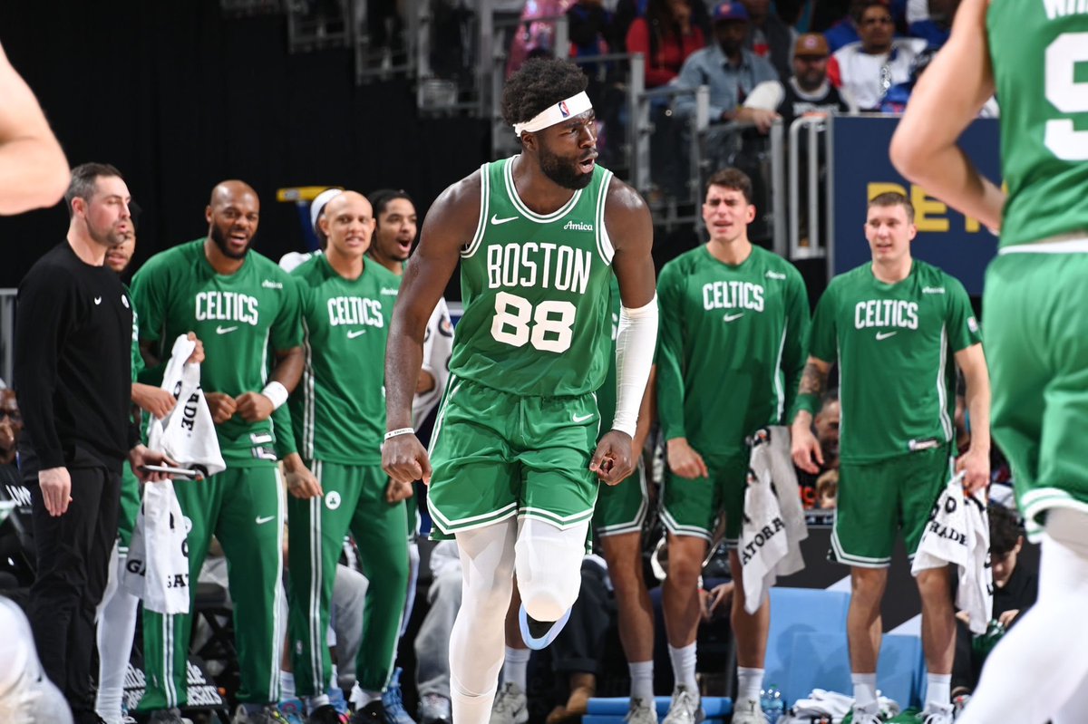 Os 10 primeiros jogos da época de Neemias:

87 PTS | 81 REB | 17 AST | 14 BLK | 9 STL

... e o melhor rating defensivo de toda a NBA.