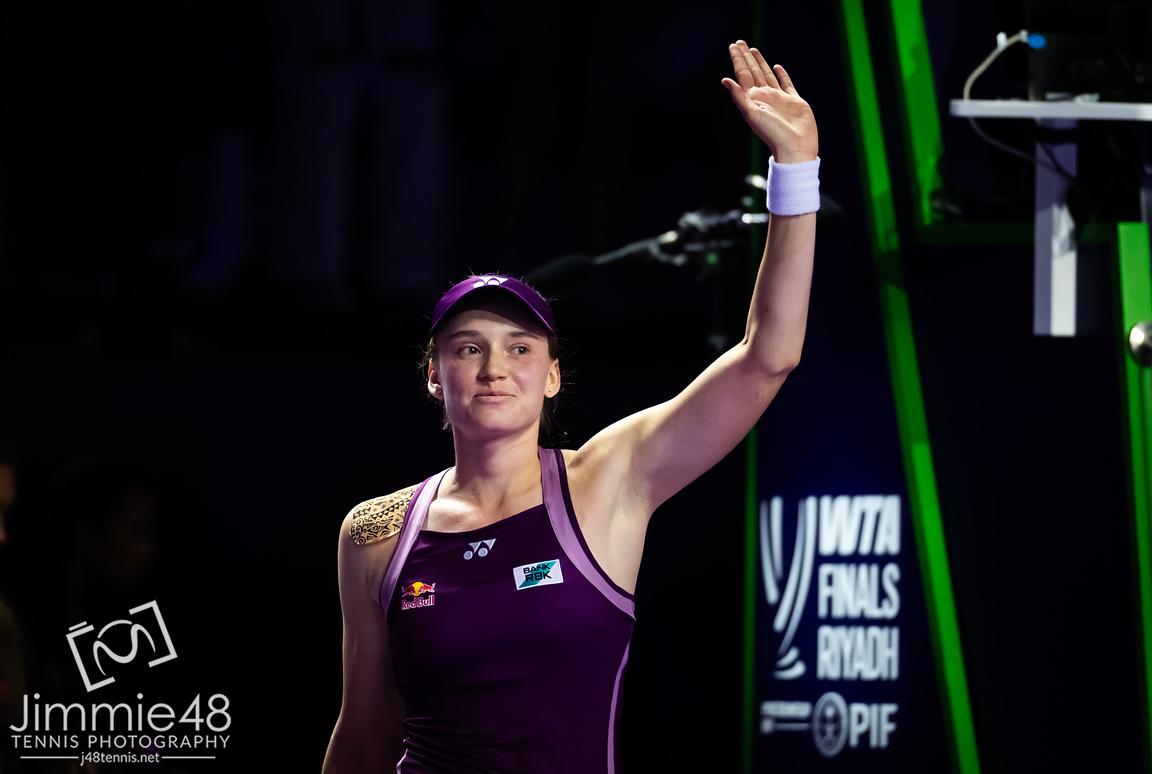ELENA RYBAKINA MISTRZYNIĄ WTA FINALS 2025! 🏆

Reprezentantka Kazachstanu pokonała w finale Arynę Sabalenkę 6:3, 7:6(0).

Kapitalną historię napisała w ostatnich tygodniach 26-latka. Do końca walczyła o kwalifikację do zmagań w Rijadzie, a potem na każdym kroku udowadniała, że