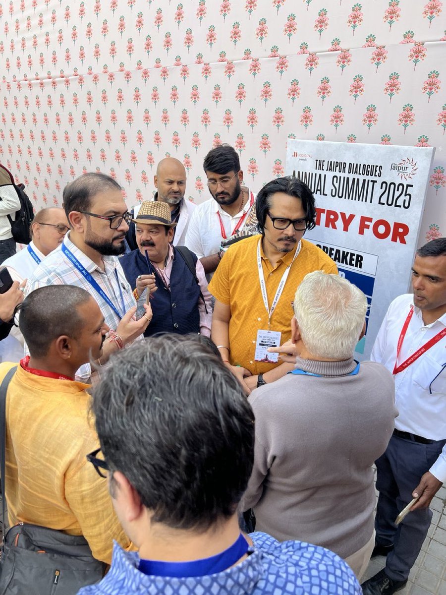 आज मैंने अपने सेल्फी देने का व्यक्तिगत रिकॉर्ड तोड़ दिया। पहला सत्र दो बजे समाप्त हुआ, फिर आधे घंटे के ब्रेक के बाद, लगातार ढाई घंटे अपने सारे मित्रों से मिलता रहा, सेल्फियाँ ली जाती रहीं। <a href="/JaipurDialogues/">The Jaipur Dialogues</a> में सूरत का एक घंटे का रिकॉर्ड टूट गया। 

हर व्यक्ति का आभार जो समय निकाल