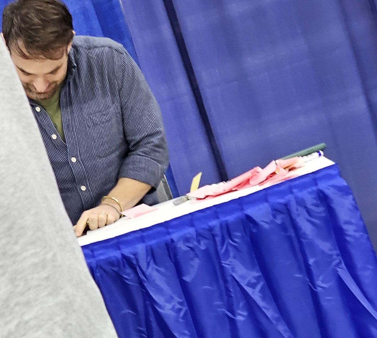 charliefansite's tweet image. I cant breathe