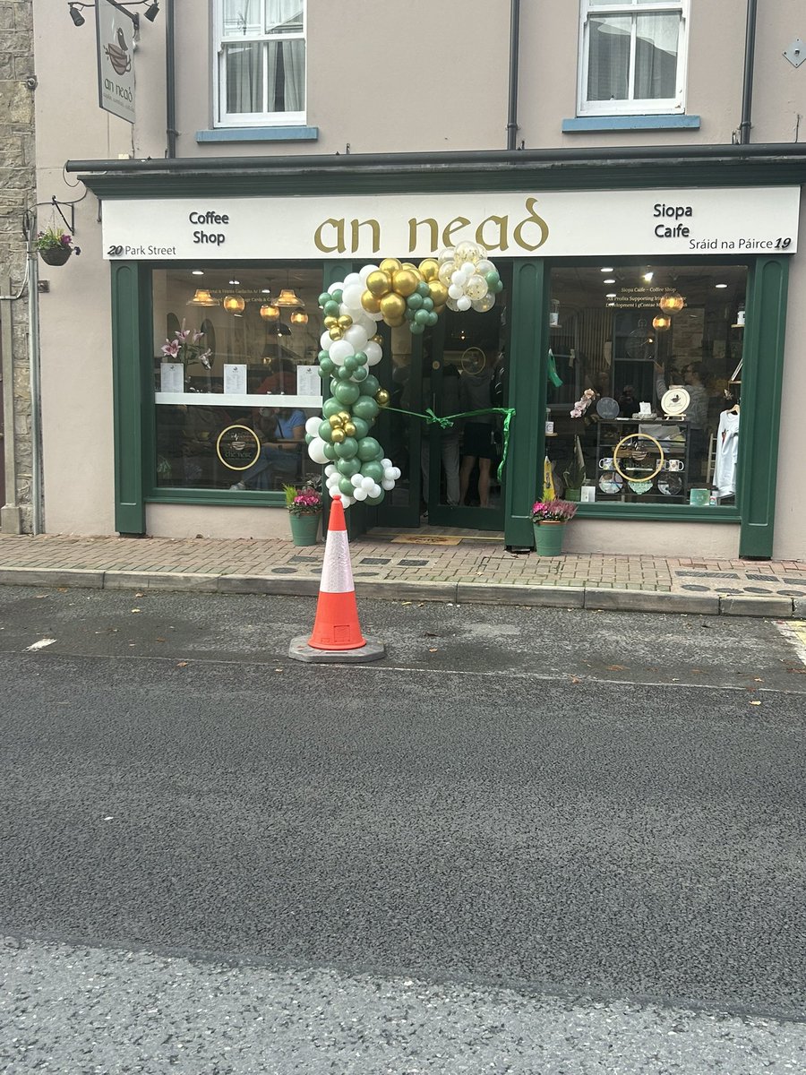 SenRobGallagher's tweet image. Tá sé iontach An Nead a fheiceáil ag oscailt anseo i Muineachán inniu!

Áit lán le craic, caife agus cúpla focal! 💚☕
Má tá do Ghaeilge líofa nó bríste, tá fáilte mhór romhat isteach.

Comhghairdeas agus gach dea-ghuí ar an fhoireann!
Beatha teanga í a labhairt.