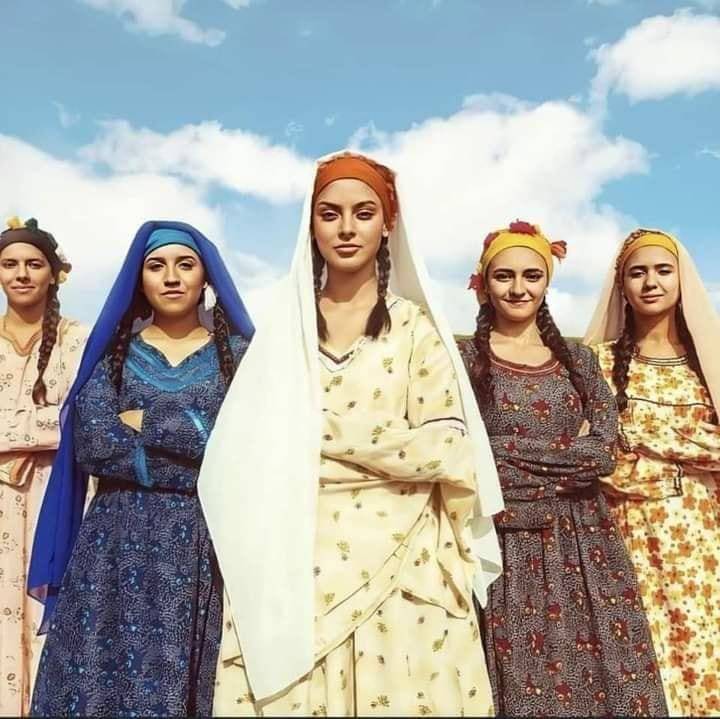 الناس المعترضة على الجلاليب والزغاريد هما نفس إللي قالوا "هو انتوا كنتم عايزين حفل الإفتتاح يبقى حنة شيماء" وهما نفس الناس إللي قالوا "أصلنا بنعمل براندنج وريبراندنج لمصر والمتحف للأجانب والضيوف" وطبعا عايزين يقدموا مصر للعالم على أن موسيقتها أوبرا والزي الرسمي المصري بدلة