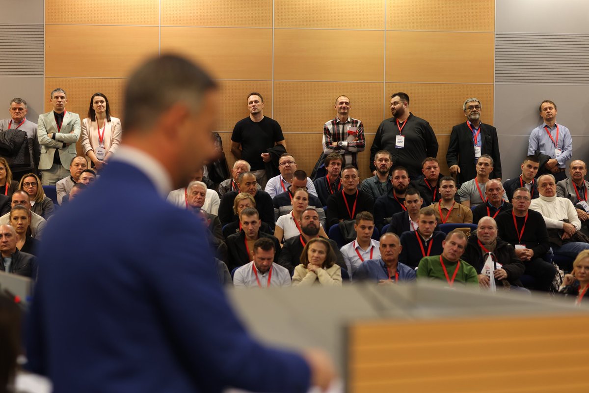 NarodniPokretS's tweet photo. Narodni pokret Srbije danas je najveća opoziciona politička organizacija u Srbiji.

Dve godine verujemo i ne odustajemo zbog građana i Srbije i nastavićemo našu borbu za bolju budućnost koja nas sve zajedno čeka. https://t.co/4wzIFa62dT