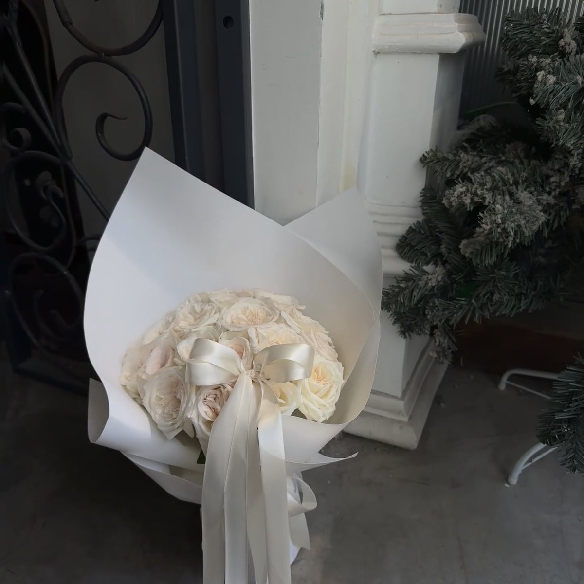 有一束珍视的玫瑰
但过了短暂的花期后
逐渐在潮湿闷热的空气中腐败