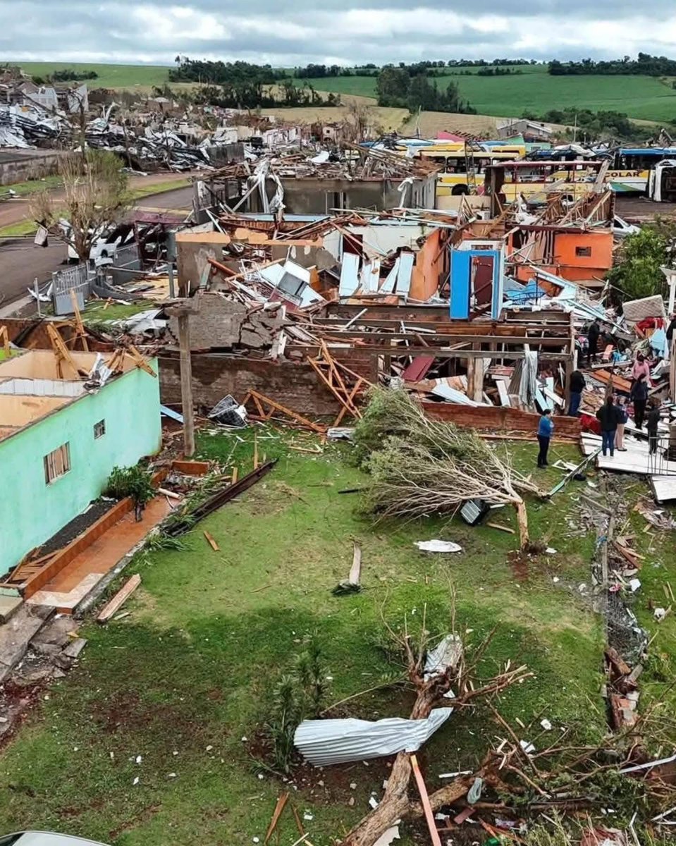 I am pretty confident the Rio Bonito do Iguacu tornado will receive a rating of F4 in the end. This is absolutely some of the worst city-wide tornado destruction I have ever seen in South America. facebook.com/share/p/1Frk6x…