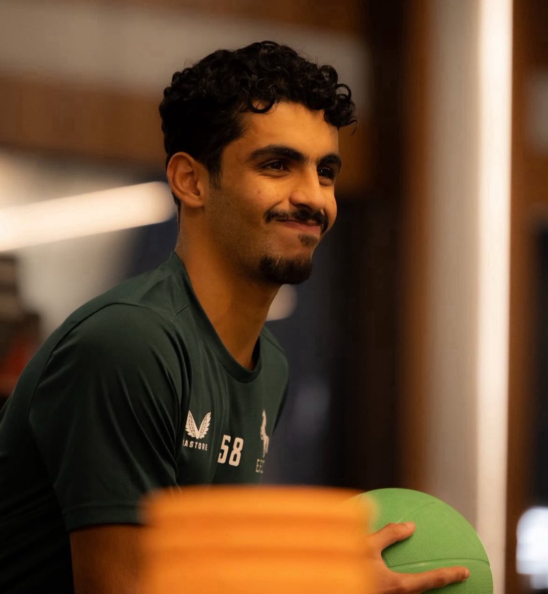 يشهد لقاء الاتفاق أمام الشباب اليوم تواجد الموهبة ياسر الشمري في قائمة المدرب الوطني سعد الشهري، وذلك في أول استدعاء له لقائمة الفريق الأول، في خطوة تعكس ثقة الجهاز الفني بالمواهب الشابة في النادي.