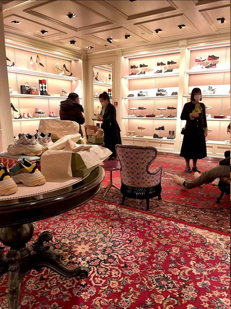 kily_h's tweet image. Indulging in luxury at #BeijingSKP ✨ From iconic designer bags to high-end fashion, it&apos;s a dream shopping destination.