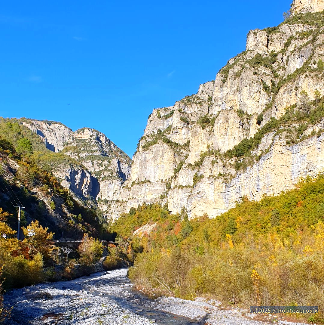 routezerosix's tweet photo. La sortie des Gorges du Cians. A cet endroit la rivière #Cians, qui prend sa source à 1 990 m d'altitude sur les flancs du Mont Mounier sur la commune de Beuil, rejoint le fleuve Var dont il est l'un des principaux affluents.

#gorges #canyon #gorgesducians #Beuil #AlpesMaritimes https://t.co/EozFsDN5yQ