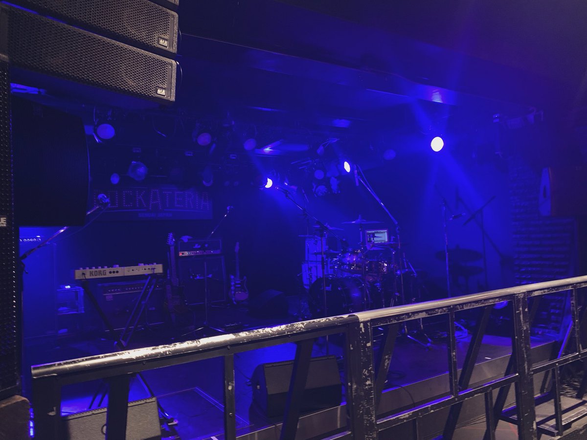 haru003003's tweet photo. 11.8 ANTENA "sik för kompisar" at ROCKATERIA 久しぶりのパノパナ、やっぱりLiveが良くて床が震えてたの心地よかった👞アンテナはセトリが違うだけでこんなに心象違うとは不思議‥心を揺さぶられてました。底なしのバチッと赤い照明がなんともカッコよかった。ROCKATERIAの眩しすぎない照明好き好き https://t.co/2AvlE7QcbN