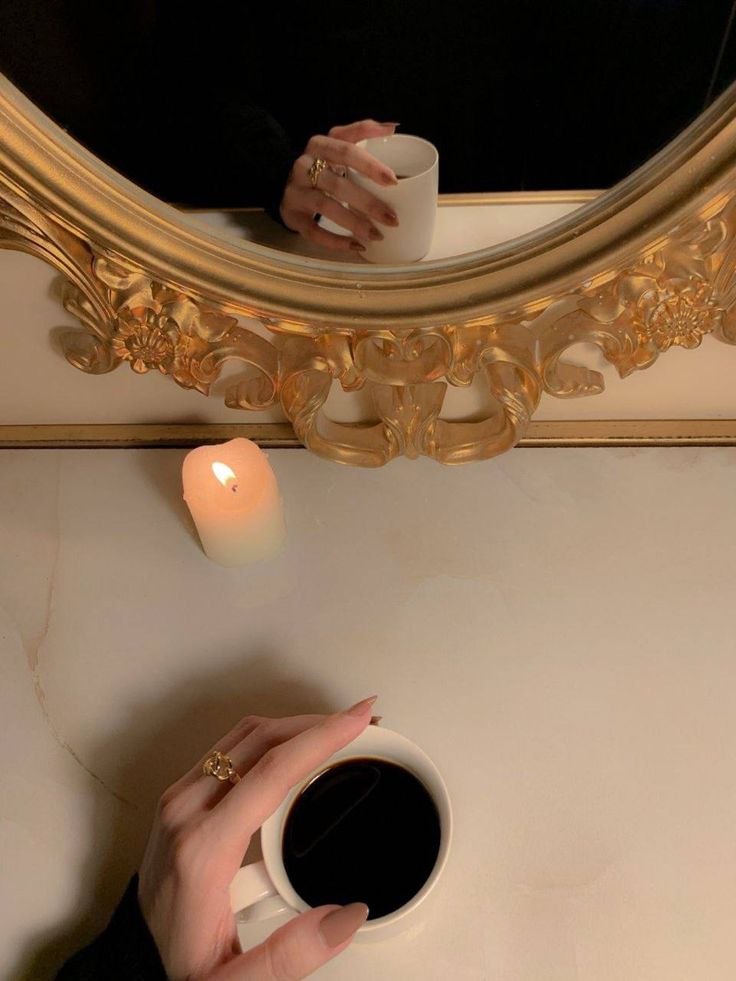 تمُر لحظات على الإنسان لا يستطيع وقتها أن يتحمل أكثر ، يود أن يتوقَّف فيها عن كل شيء ، حتى عن الحديث مع نفسه ... فكلٍ منا لديهِ معرڪتهِ الخاصة الصامتة، و أبسط ما يُمكن أن نقدمه لبعضنا هو .. اللُطـف ☕️

#مساء_الخير