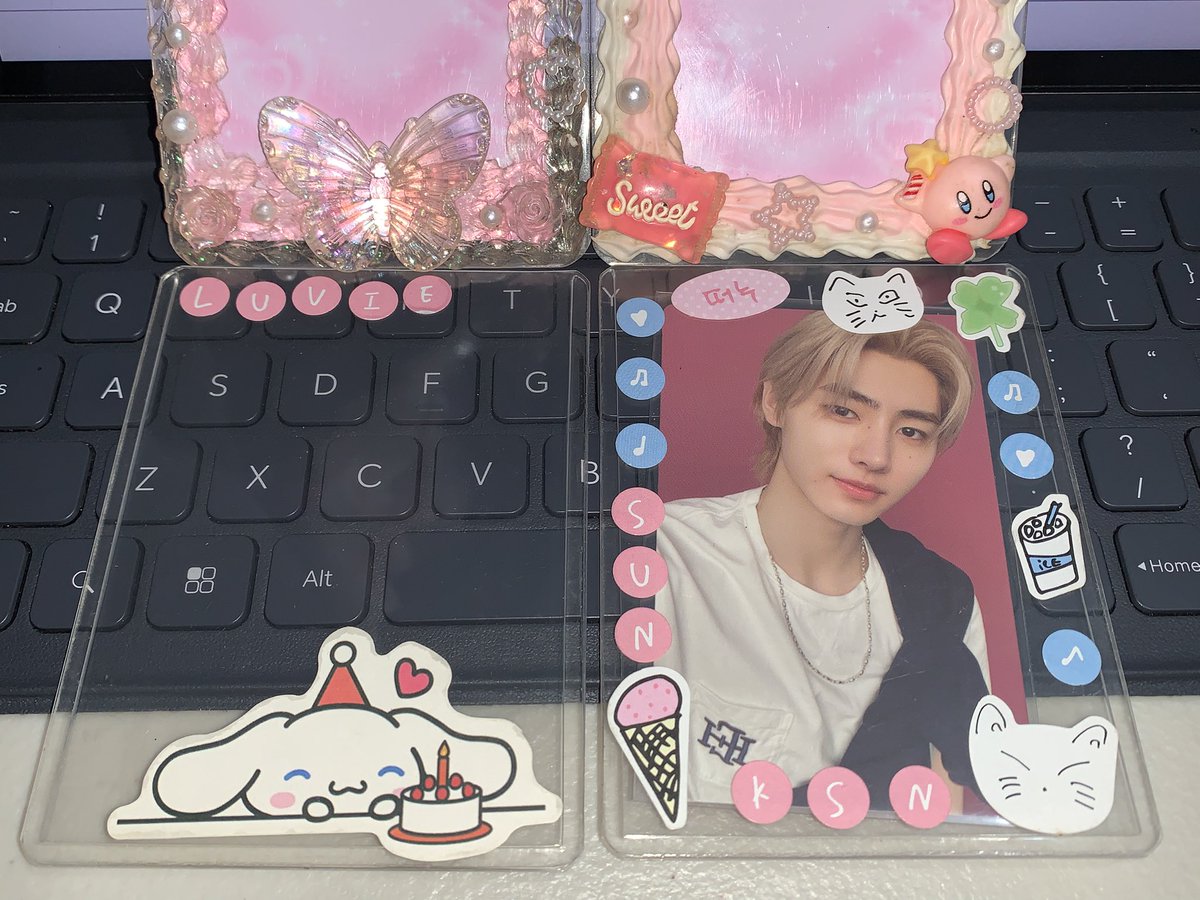 xivsll's tweet photo. wts lfb ph #xiviesells

~ pc holder set + free sh manifesto pc

— ₱140 all in
> x sensi
> direct jnt (sf tbf)

# enhypen sunoo jake jay heeseung ni-ki sunghoon jungwon collect toploader tpl blue enha photocard decoden kirby butterfly pink kirby peach sticker paubos https://t.co/zNKxVH3D8q