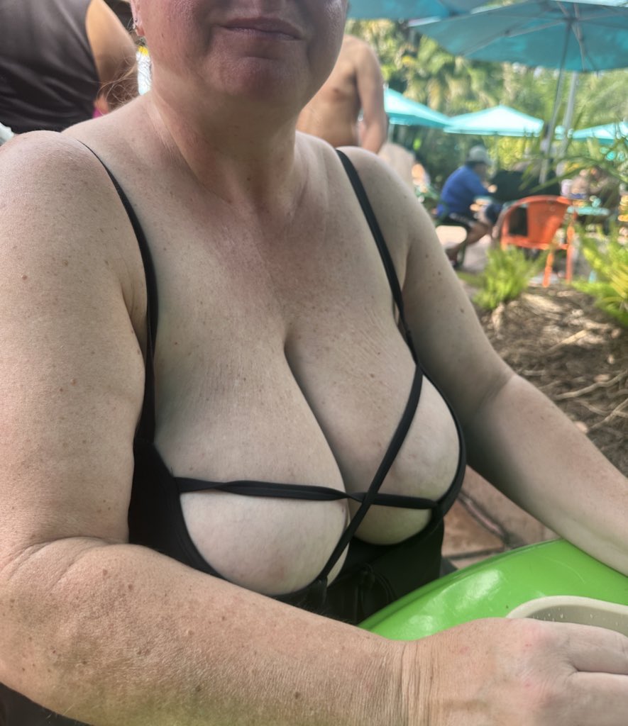 SexyStacy42G's tweet photo. What I wear to a waterpark https://t.co/lDEtE3p8aQ