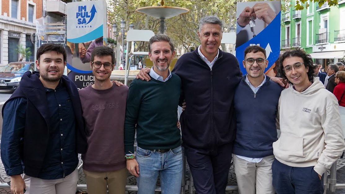 Esta mañana, acompañando a <a href="/visoben/">Víctor Soler Beneyto</a>, próximo alcalde de #Gandía. Muy agradecido por el cariño de los vecinos y de todo el equipo de <a href="/popularesgandia/">Partido Popular de Gandia</a>. Sigue así Víctor: estás realizando un gran trabajo, eres el alcalde que necesita Gandía y estoy seguro que en 2027 lo vas a