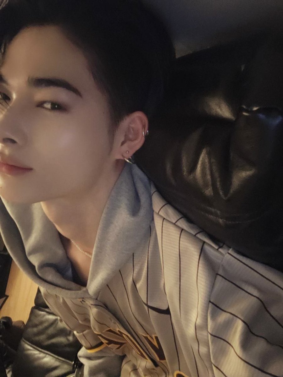 hi o_&lt;🐰🎼 
#ENGENESelcaDay #ENSD 
#니키 #ENHYPEN_NI_KI